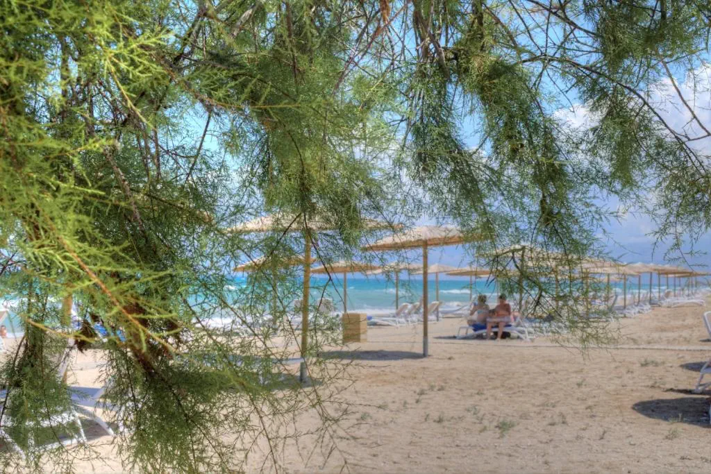 HOTEL: Almyros Beach Resort and Spa