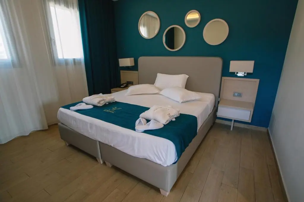 HOTEL: Almyros Beach Resort and Spa