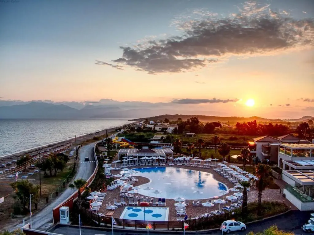 HOTEL: Almyros Beach Resort and Spa