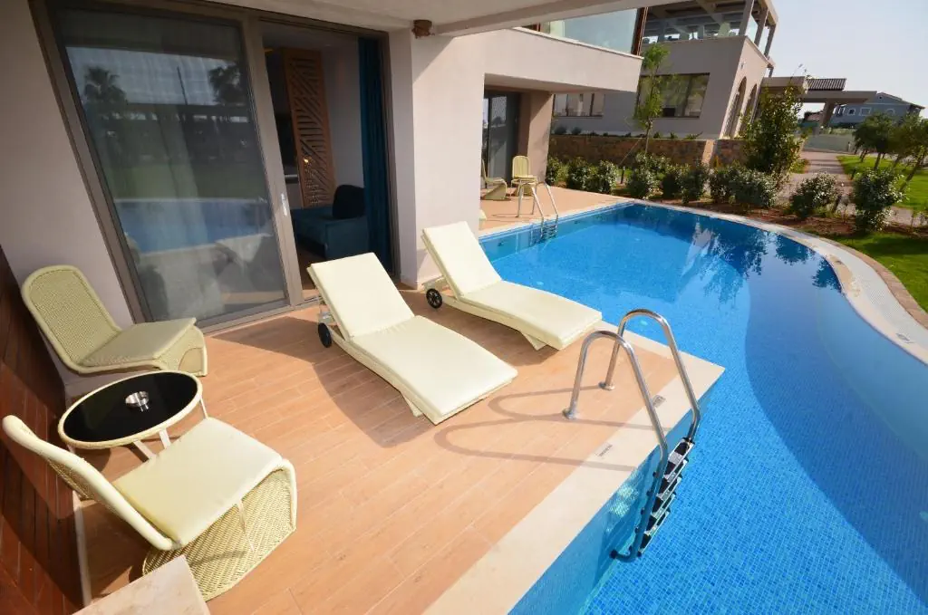 HOTEL: Almyros Beach Resort and Spa
