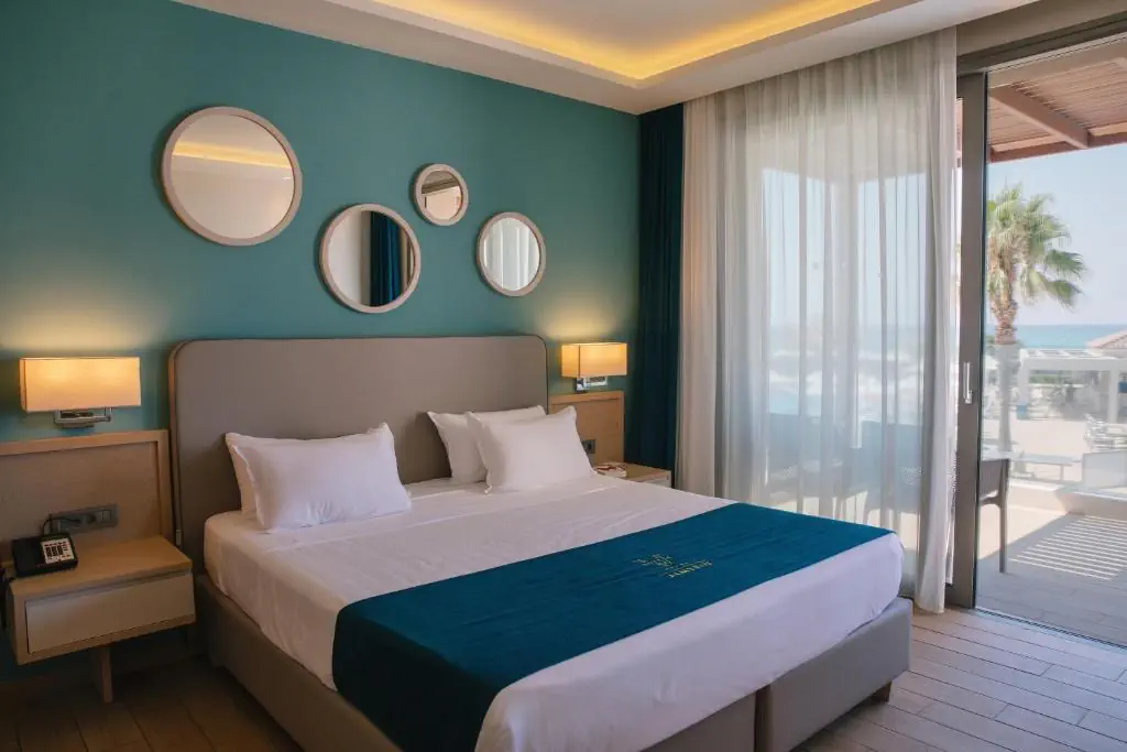 HOTEL: Almyros Beach Resort and Spa