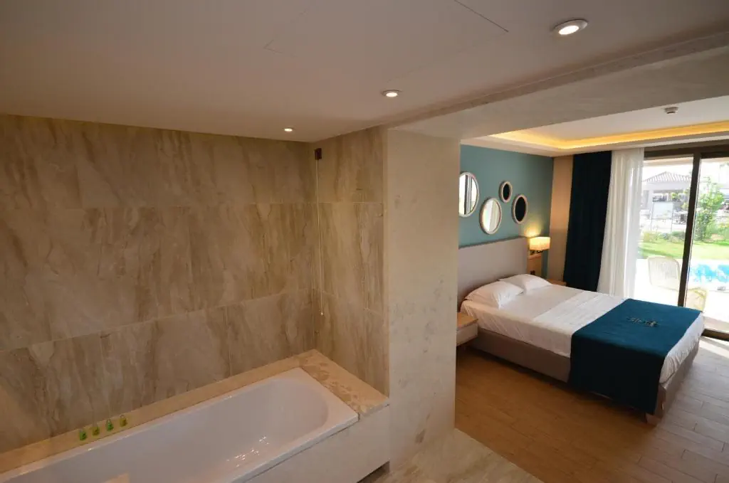 HOTEL: Almyros Beach Resort and Spa