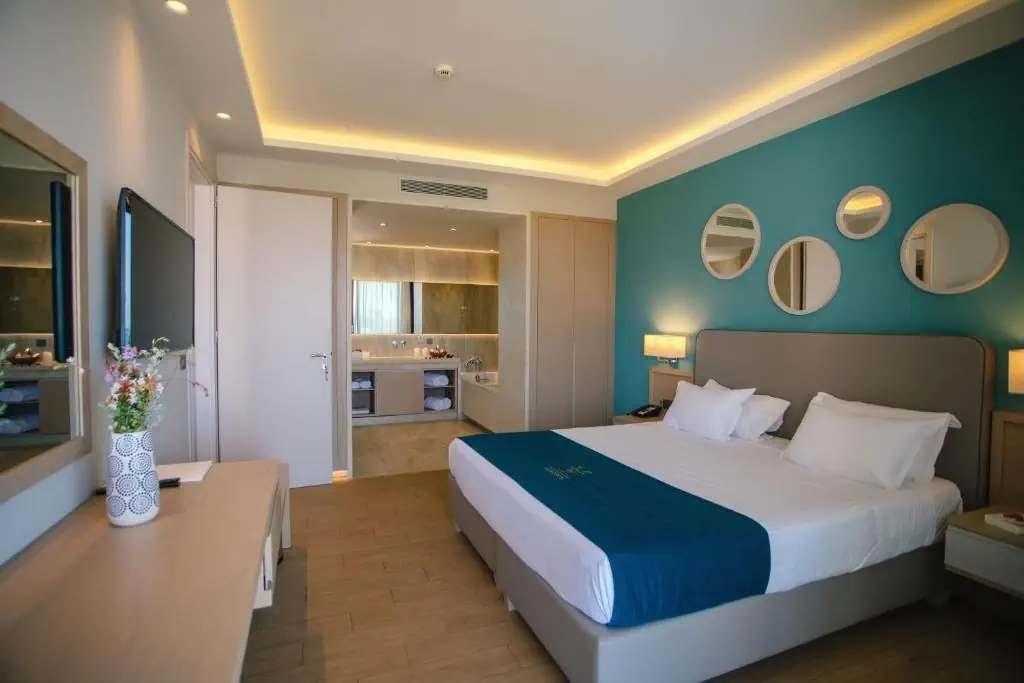 HOTEL: Almyros Beach Resort and Spa
