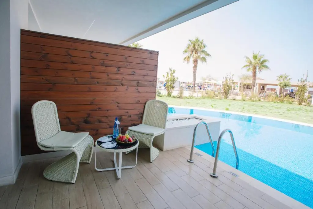 HOTEL: Almyros Beach Resort and Spa