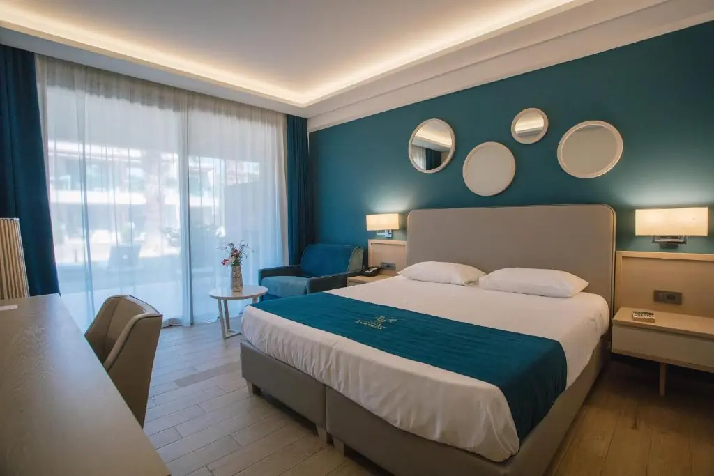HOTEL: Almyros Beach Resort and Spa