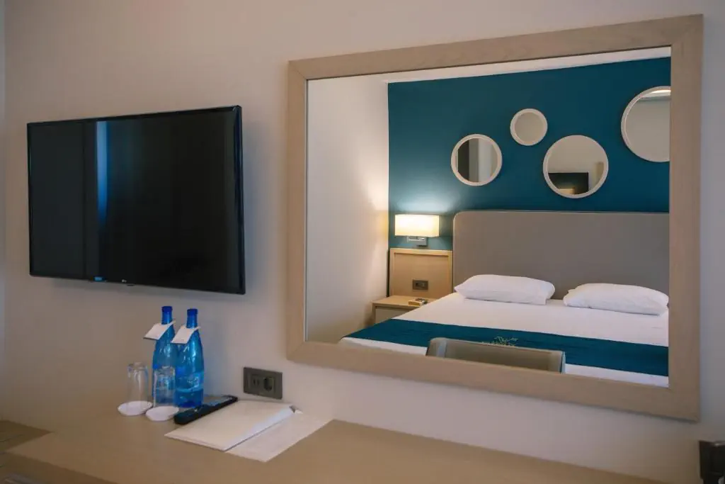 HOTEL: Almyros Beach Resort and Spa