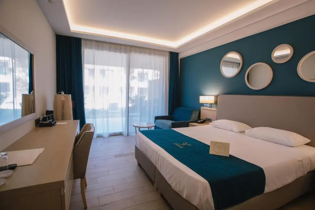 HOTEL: Almyros Beach Resort and Spa