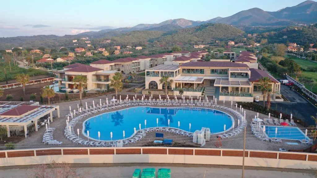 HOTEL: Almyros Beach Resort and Spa