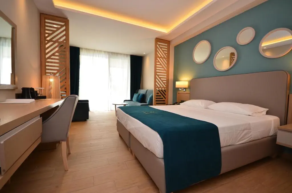 HOTEL: Almyros Beach Resort and Spa