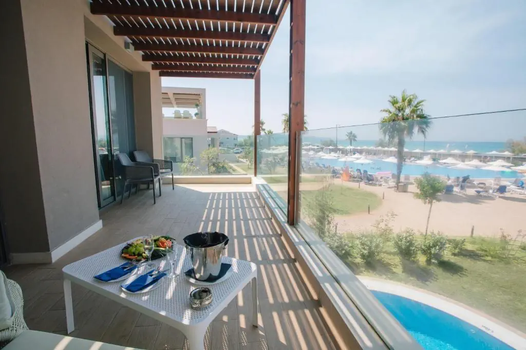 HOTEL: Almyros Beach Resort and Spa