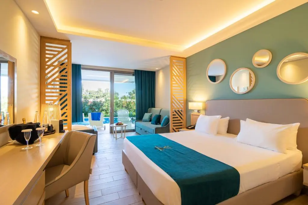 HOTEL: Almyros Beach Resort and Spa