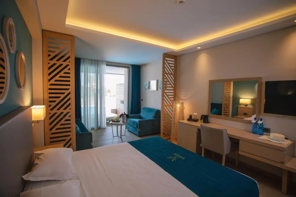 HOTEL: Almyros Beach Resort and Spa