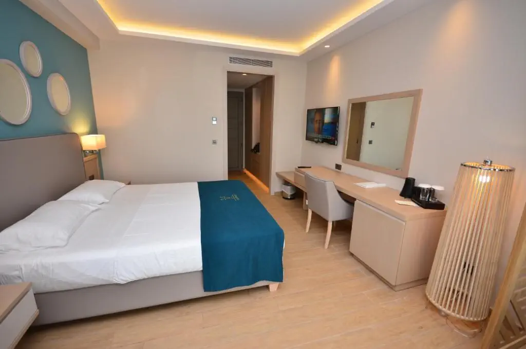 HOTEL: Almyros Beach Resort and Spa