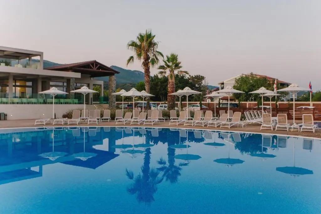 HOTEL: Almyros Beach Resort and Spa