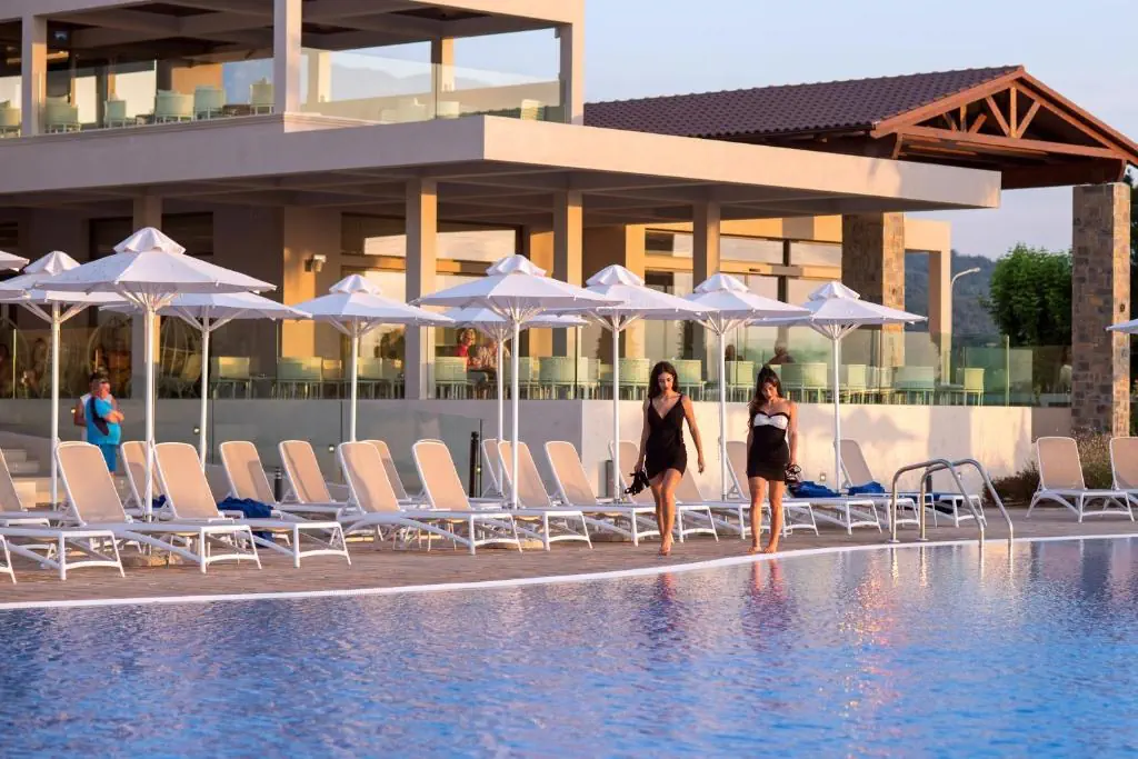 HOTEL: Almyros Beach Resort and Spa