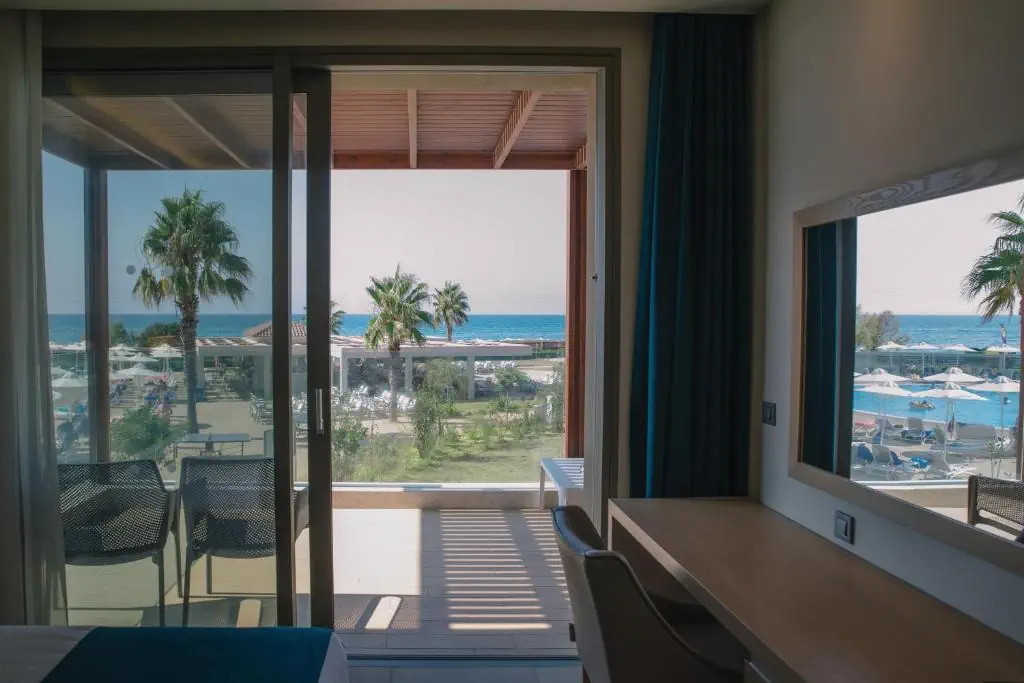 HOTEL: Almyros Beach Resort and Spa