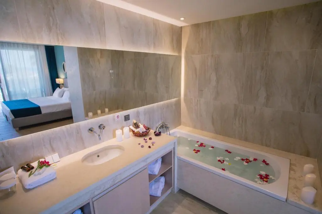HOTEL: Almyros Beach Resort and Spa