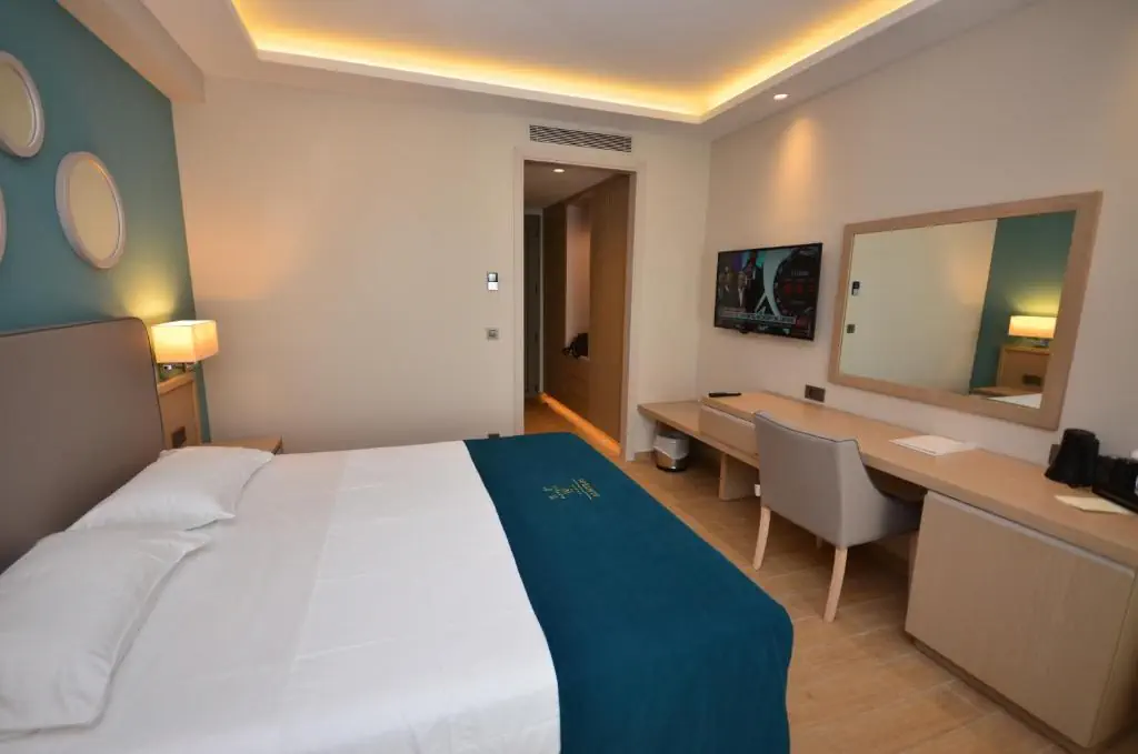 HOTEL: Almyros Beach Resort and Spa