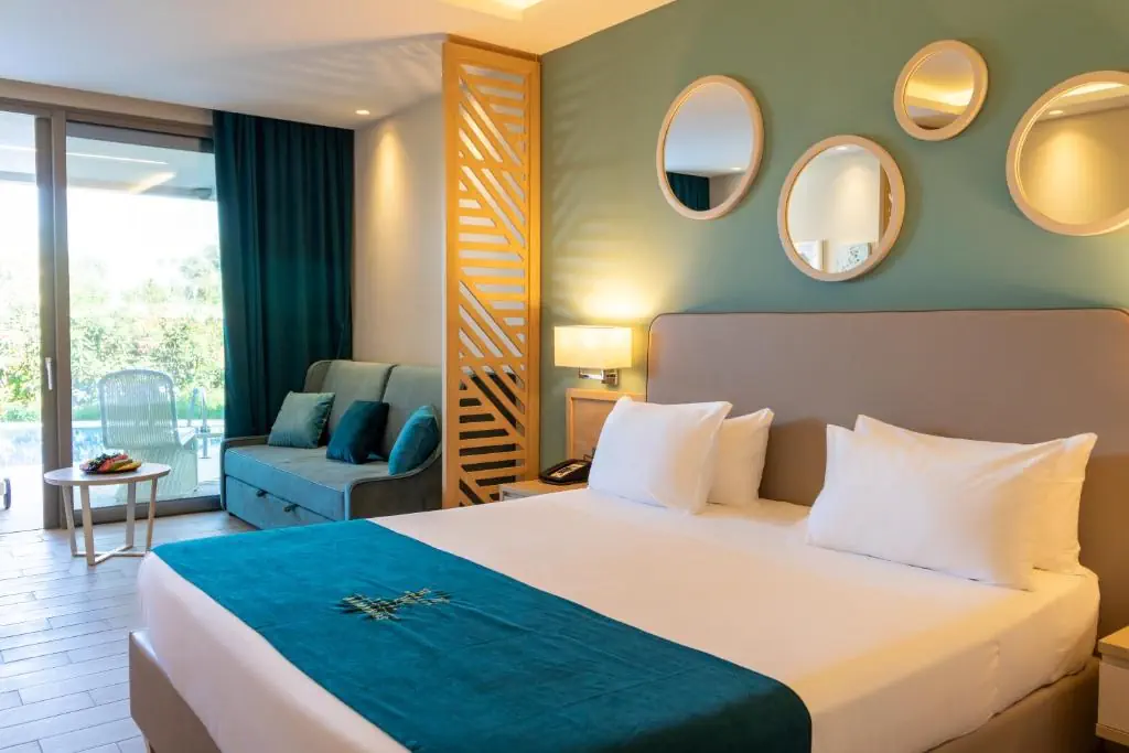 HOTEL: Almyros Beach Resort and Spa