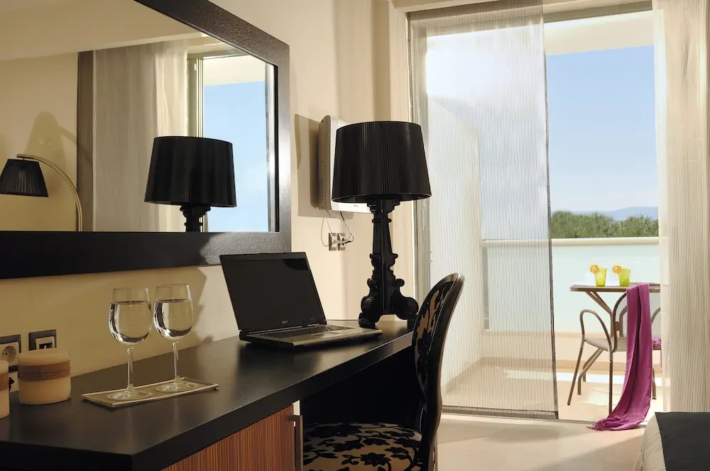 HOTEL: Angela Suites Boutique Hotel