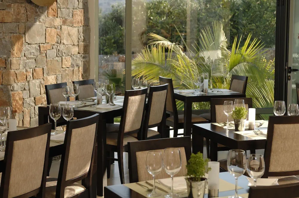 HOTEL: Angela Suites Boutique Hotel