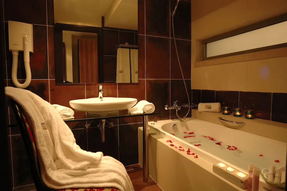 HOTEL: Angela Suites Boutique Hotel
