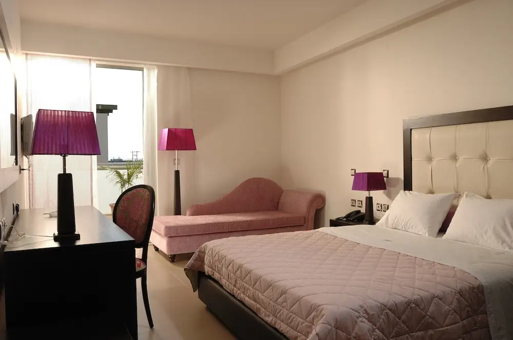 HOTEL: Angela Suites Boutique Hotel
