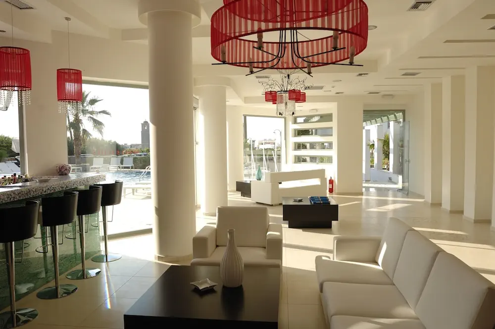 HOTEL: Angela Suites Boutique Hotel