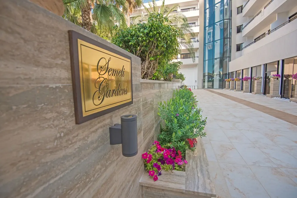 HOTEL: Adams Beach Hotel and Spa