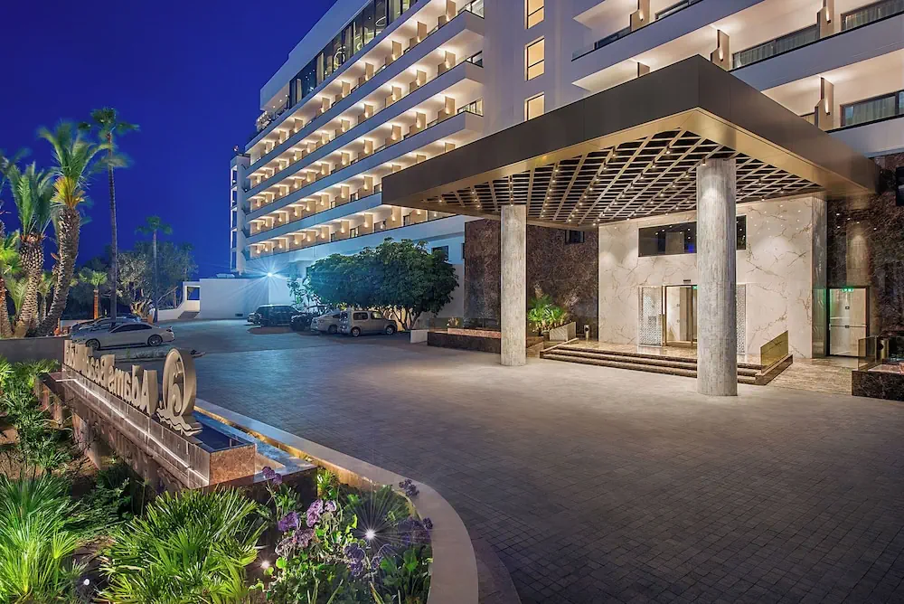 HOTEL: Adams Beach Hotel and Spa