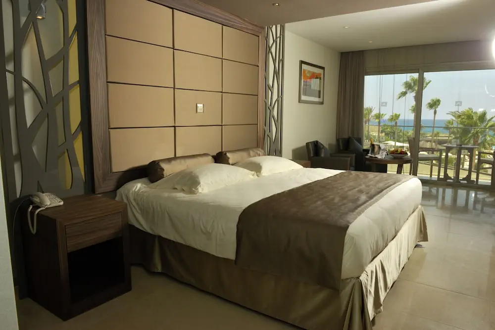 HOTEL: Adams Beach Hotel and Spa