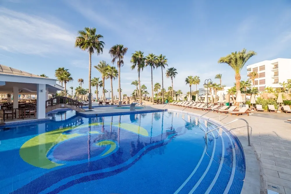 HOTEL: Adams Beach Hotel and Spa