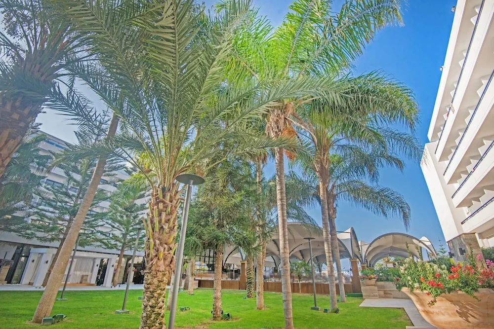 HOTEL: Adams Beach Hotel and Spa