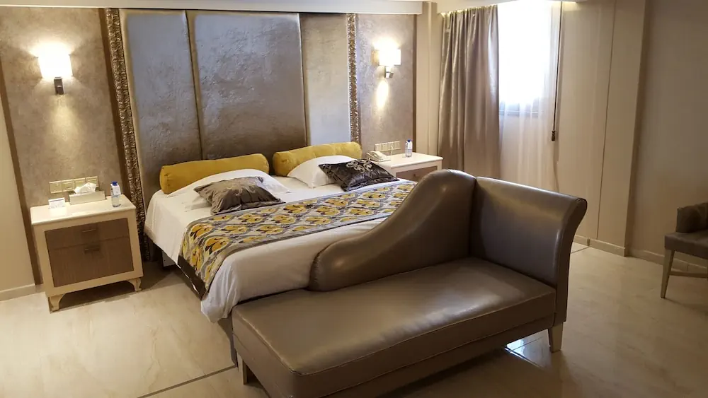 HOTEL: Adams Beach Hotel and Spa