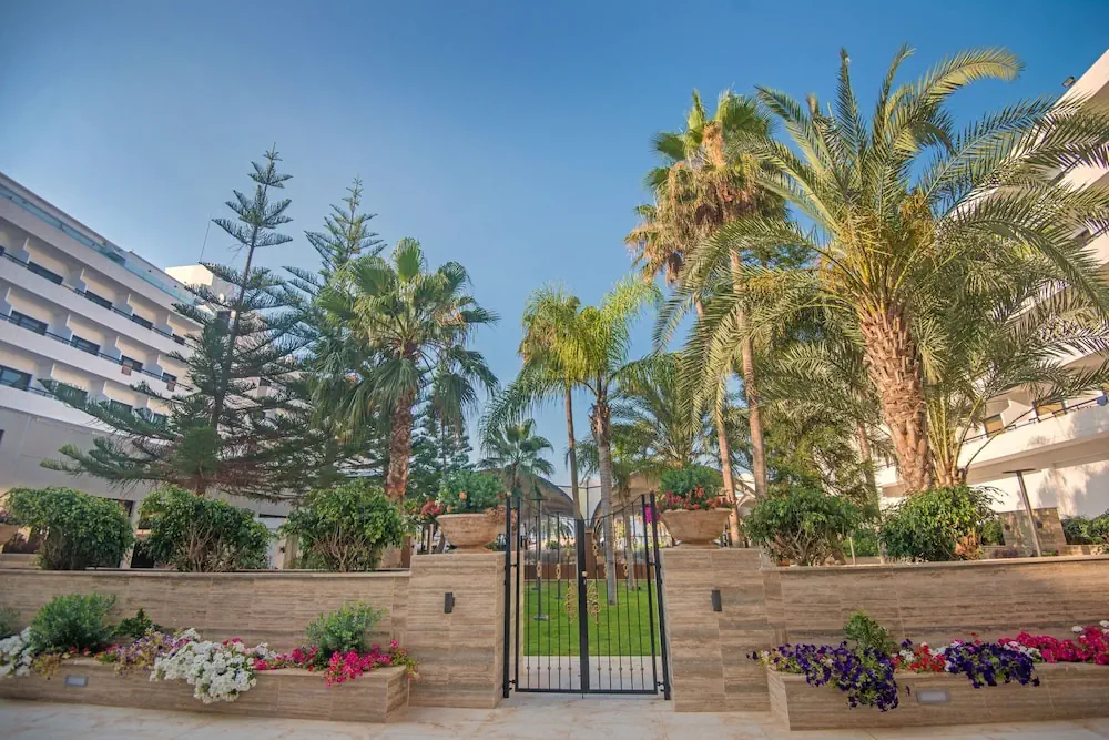 HOTEL: Adams Beach Hotel and Spa