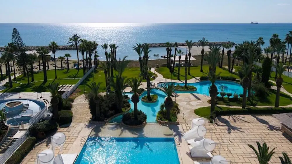 HOTEL: Sandy Beach Hotel and Spa