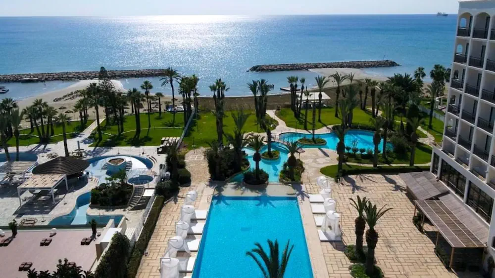 HOTEL: Sandy Beach Hotel and Spa