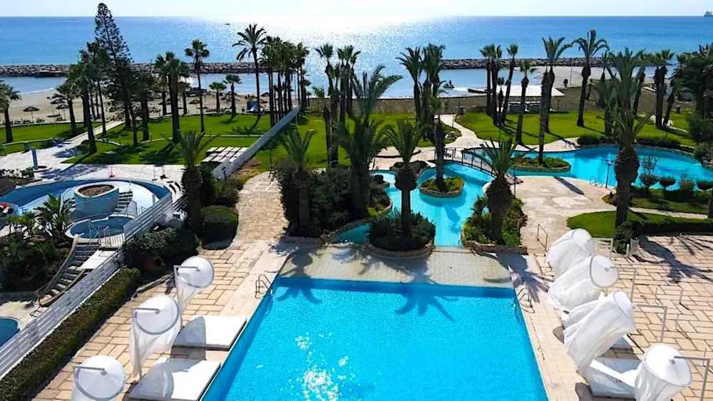 HOTEL: Sandy Beach Hotel and Spa