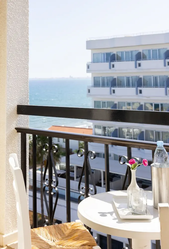 HOTEL: Sandy Beach Hotel and Spa