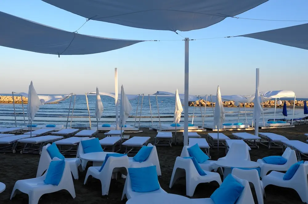 HOTEL: Sandy Beach Hotel and Spa