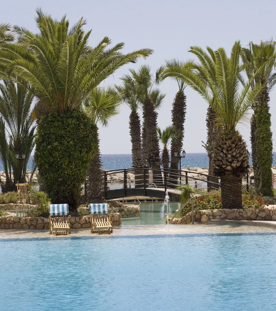 HOTEL: Sandy Beach Hotel and Spa