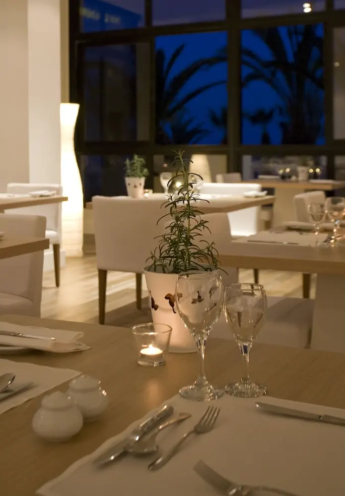 HOTEL: Sandy Beach Hotel and Spa