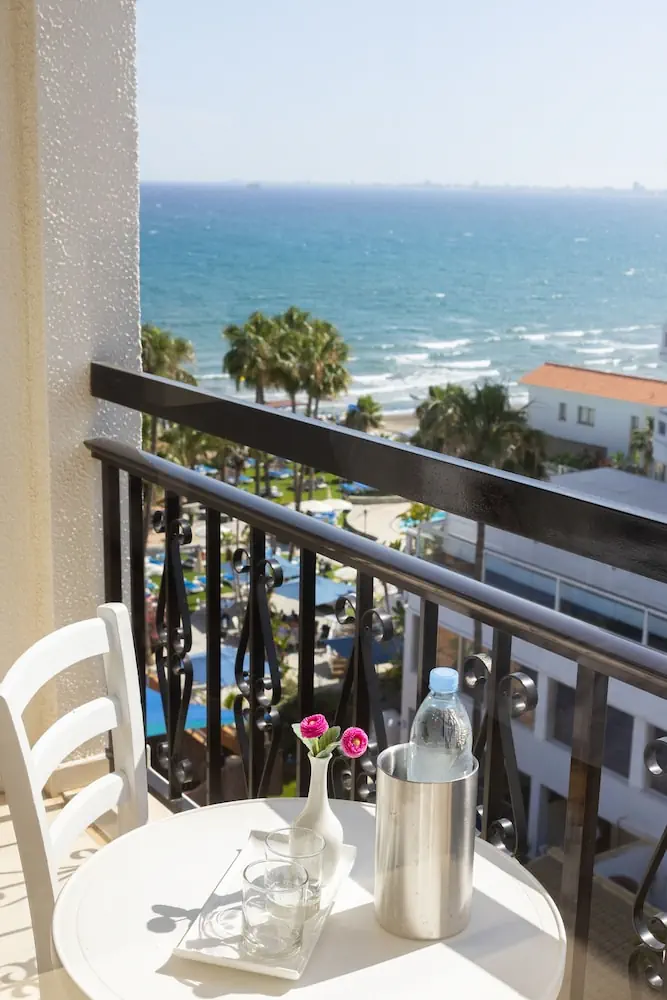 HOTEL: Sandy Beach Hotel and Spa
