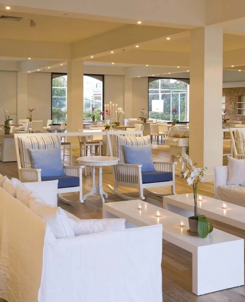 HOTEL: Sandy Beach Hotel and Spa
