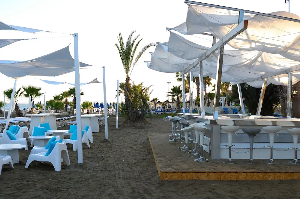 HOTEL: Sandy Beach Hotel and Spa