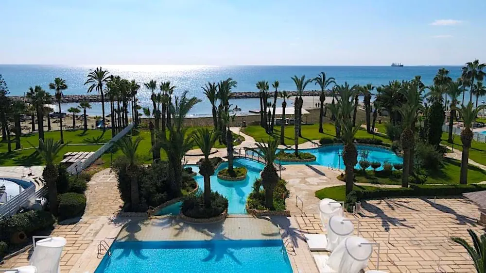 HOTEL: Sandy Beach Hotel and Spa