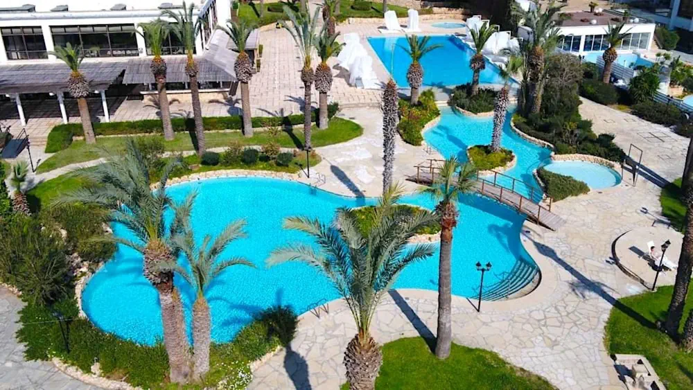 HOTEL: Sandy Beach Hotel and Spa
