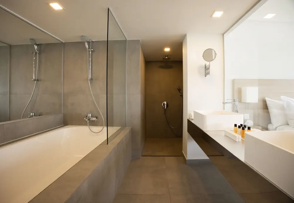 HOTEL: Sandy Beach Hotel and Spa
