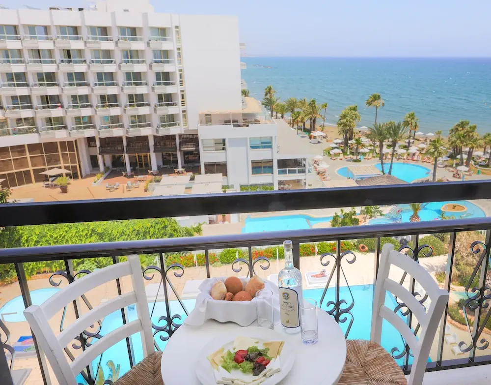 HOTEL: Sandy Beach Hotel and Spa
