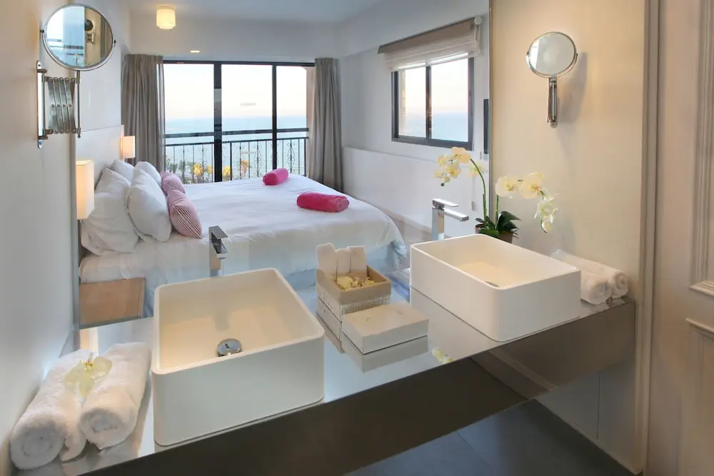 HOTEL: Sandy Beach Hotel and Spa